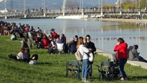 Bursa'da park ve bahçeler doldu taştı