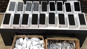 Gümrük kaçağı akıllı telefonları kargodan alırken yakalandı