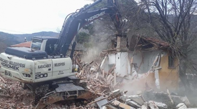 Karacabey’de metruk binalar yıkılıyor