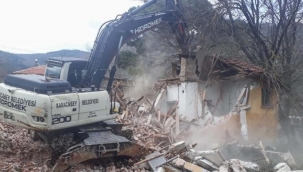 Karacabey’de metruk binalar yıkılıyor