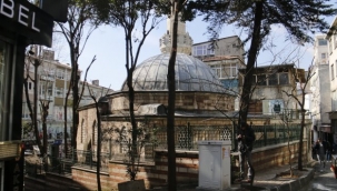 Kubbesinde tabut olan cami görenlerin ilgisini çekiyor