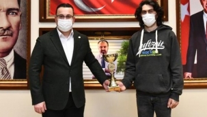 Mustafakemalpaşalı sporcu ödülle döndü