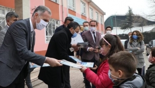 Protokol mensupları okulun bahçesini temizledi