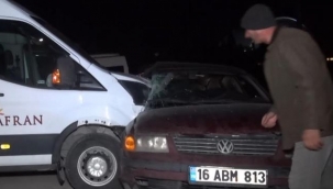 Servis minibüsü ile otomobil çarpıştı: 3 yaralı