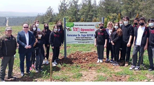 55 yıllık eğitimcinin anısına 2 bin fidan