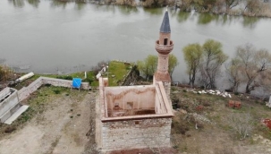 613 yıllık caminin imamı ve duvarları var, ama cemaati ve çatısı yok