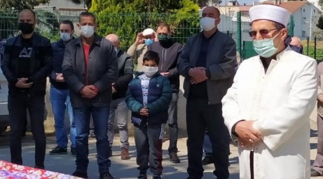 8 yaşındaki Halim'in en acı vedası...Annesinin cenaze namazını kıldı