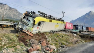 Adana'da yük treni raydan çıktı