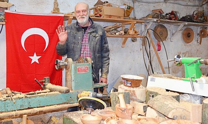 Ahşabın efendisi...Öğretmendi şimdi sanaatkar oldu