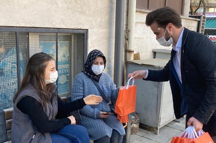 AK gençler iftar sevincini paylaşıyor