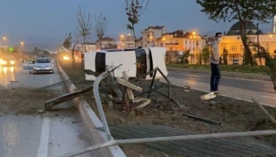Alkollü sürücü aydınlatma direğine çarptı: 2 yaralı