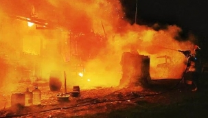 Bağ evinde çıkan yangın, geceyi aydınlattı
