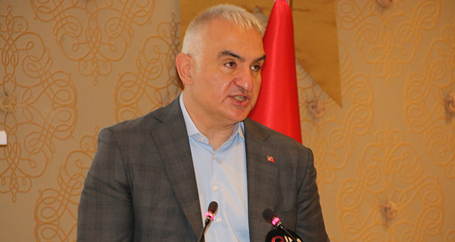 Bakan Ersoy 'Mayıs sonuna kadar tüm turizm çalışanları aşılanacak'