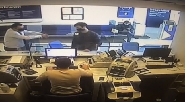 Bankadaki bıçaklı saldırgan böyle etkisiz hale getirildi