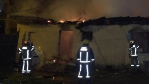 Bina yangını mahalleliyi sokağa döktü, sosyal mesafe hiçe sayıldı
