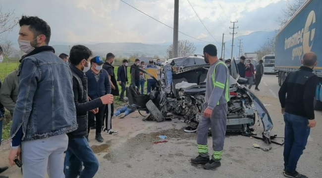 Bu araçtan 4 kişi ağır yaralı çıktı