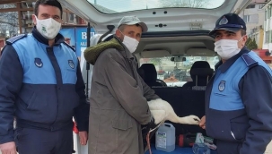 Bursa’da duyarlı çiftçi kanadı kırık leyleği yetkililere teslim etti
