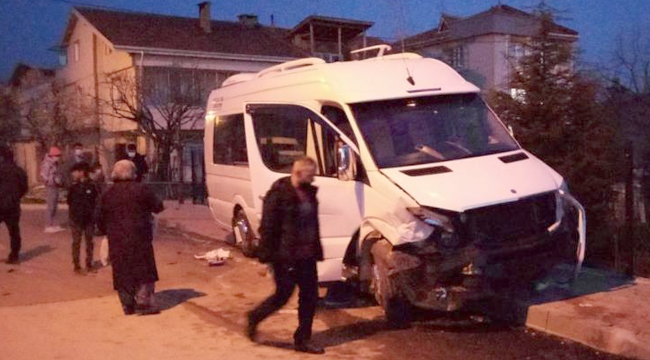 Bursa'da servis midibüsü ile otomobil çarpıştı