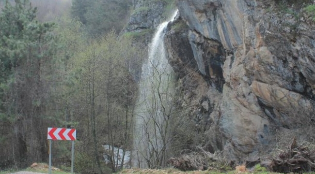 Bursa'da yoğun yağış sonrası 15 metrelik şelale oluştu