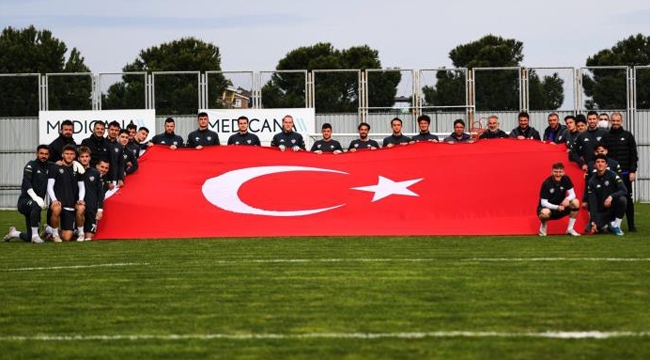 Bursasporlu futbolcular dev Türk Bayrağı açtı