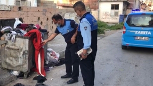 Çöpe atılan Türk bayrağını zabıta çıkardı