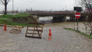 Deredeki sular taştı, yollar kapandı...Bir çok arazi sular altında kaldı