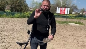 Ekmeğini kumların arasından çıkarıyor