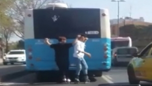 Eminönü'nde patenli çocukların tehlikeli yolculuğu kamerada