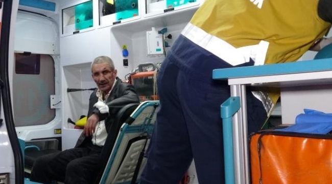 Engelli kardeşini bıçaklayıp başında sigara içti