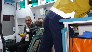 Engelli kardeşini bıçaklayıp başında sigara içti