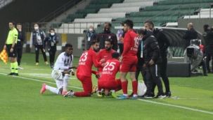 Futbolculardan sahada iftar