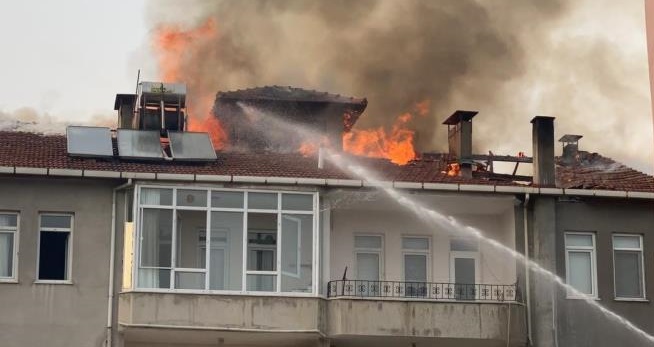 İftara dakikalar kala yangın: Apartman tahliye edildi