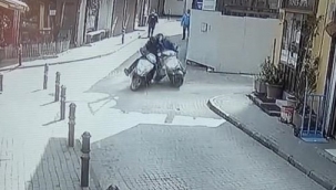 İki motosiklet böyle çarpıştı...Çarptığı sürücü acı içinde kıvranırken kaçtı