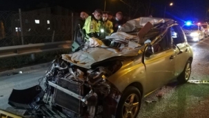 İzmir'de otomobil tıra arkadan çarptı: 1 ölü, 1 yaralı