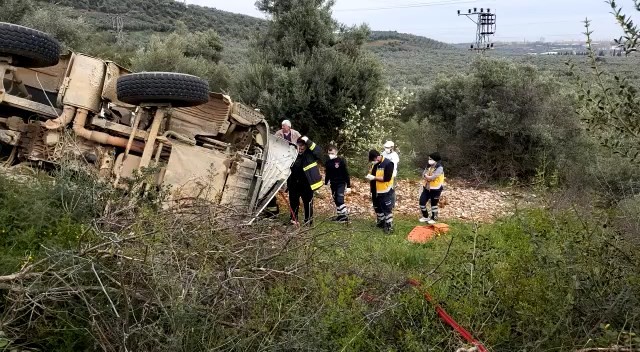 İznik-Karamürsel karayolunda hafriyat kamyonu devrildi