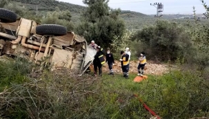 İznik-Karamürsel karayolunda hafriyat kamyonu devrildi