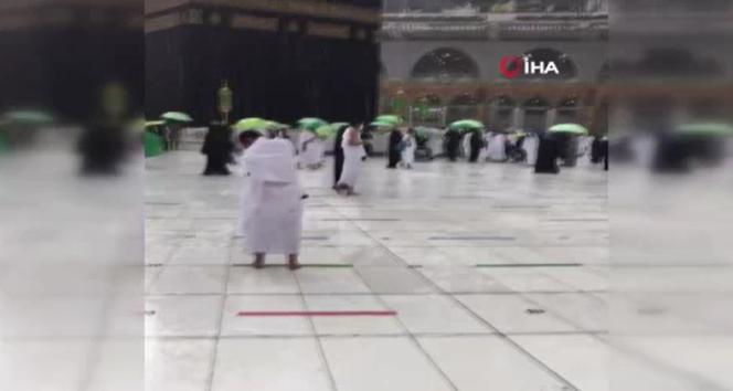 Kabe'de sağanak yağışa rağmen tavaf devam etti