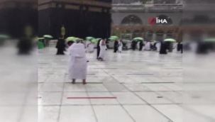 Kabe'de sağanak yağışa rağmen tavaf devam etti