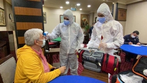 Karantinada olması gerekirken okey masasında yakalandı