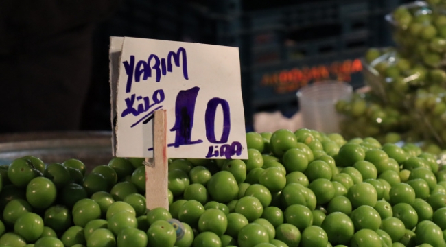 Kilosu 20 TL'den satılan erik vatandaşı memnun etti