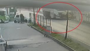 Kırmızı ışık ihlali yapan tanker taksiyi böyle parçaladı