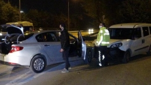 Kısıtlamada uyuşturucu partisi polis aracına çarpınca bitti