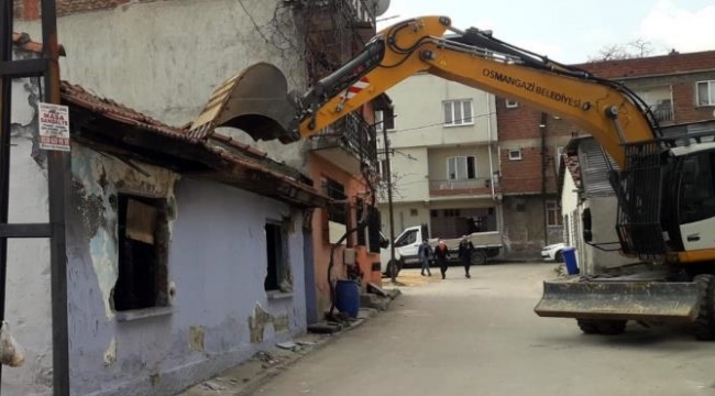 Osmangazi’de metruk binalar huzur ve güvenlik için yıkılıyor