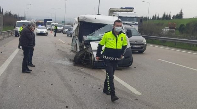 Otobanda hafriyat kamyonuna minibüs arkadan çarptı: 1 yaralı