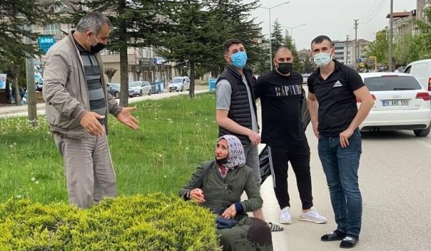 Otomobilin çarptığı kadının yaralandığı kaza kamerada