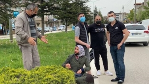 Otomobilin çarptığı kadının yaralandığı kaza kamerada