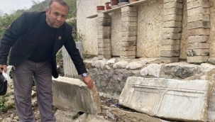 Tarihi çeşme önce definecilerin sonra hafriyat kamyonunun kurbanı oldu