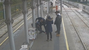 Tramvay durağında can pazarı