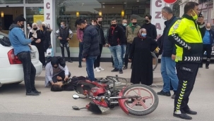 Yaralanan annesinin başından ayrılmadı