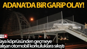 Yaya köprüsünden geçmeye çalışan otomobil korkuluklara sıkıştı